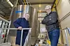 Administrerende direktør Jens Lehrmann og teknologidirektør Stian Sannes i produksjonshallen på Herøya. Tanken i bakgrunnen har kostet over 4 millioner kroner.