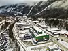 Også Green Mountains datasenter i Rjukan ligger rett i nærheten av en nettstasjon. I bakgrunnen skimtes stasjonen hvor Statnetts 420 kV ledninger kommer ned fra fjellet. Foto: Arash A. Nejad