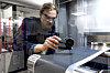 Her måler forsker Frode Håskjold Fagerli tykkelsen på katodelaget som er utviklet som del av prosjektet IntelLiGent ved Sintef Battery lab.