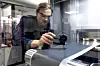 Her måler forsker Frode Håskjold Fagerli tykkelsen på katodelaget som er utviklet som del av prosjektet IntelLiGent ved Sintef Battery lab.