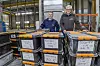 Sluttprodukt sortert i ulike partikkelstørrelser. Jens Lehrmann til venstre, og Stian Sannes til høyre.