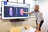 Seniorforsker Simon Clark viser frem en simulering av temperaturen inne i en battericelle mens den utlades, noe som er viktig for sikkerhet og for å unngå degradering. Foto: Thor Nielsen/Sintef