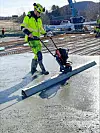 MILWAUKEE®️ betongavretter bruker samme batteri som både platevibratoren, glattemaskinen og flere andre kraftige verktøy. Foto: Milwaukee