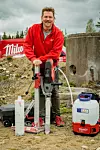 Kristoffer Løvli med kjernebormaskinen som håndterer hull opptil 152 mm — ingen andre batteridrevne maskiner har denne kapasiteten, sier Løvli. Foto: TUM Studio