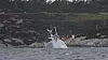 Lite av den havarerte fregatten KNM Helge Ingstad er synlig over vann, etter at vaierne som sikret vraket løsnet tirsdag. Flere bergingseksperter stiller seg undrende til at det ikke ble brukt kjetting.
