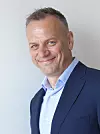 Leif Sundsbø har lang fartstid i it-bransjen og ser hvordan flere med onde hensikter har blitt flinkere til å finne hull eller misbruke teknologien til sin fordel.