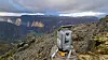 En ny totalstasjon skal måle posisjonen til 18 prismer som er satt opp ulike steder i den ustabile fjellsiden på Tussafoten. Foto: Cautus Geo