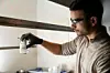 Doktorgradsstudenten Aly Kombargi står som hovedforfatter av artikkelen der prosessen med å omdanne sjøvann til hydrogen ved hjelp og aluminium og kaffegrut beskrives. Foto: MIT