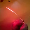 Kameraet ser: Selv om det røde laserlyset som kommer fra diffusoren i enden av fiberen ikke er så kraftig bør man bruke beskyttelsesbriller som absorberer frekvensen. Men kameraet som fotograferer ser godt. Foto: Odd R. Valmot