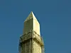 HØYT: Spesialister monterer stillaset hele veien opp det 169 meter høye Washington-monumentet for å reparere skader etter jordskjelv i 2011. Stillaset ble ferdig montert i forrige uke.