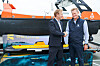 Eirik Hovstein i Maritime Robotics og Thomas Nygaard i Eelume inngår samarbeid om å tilby autonome løsninger til havs.