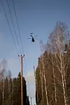 Varsler utstrakt brukKapper trær fra lufta: Når man kommer ned på lavere spenningsnivå på 10 eller 20 kV er kraftgatene bare åtte meter brede, det vil si fire meter på hver side av ledningen. Det gjør ledningene svært sårbare for trær og grener som faller ned.