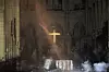 Røyk omgir alteret inne i Notre Dame mens brannen herjer. De viktigste relikviene inne i Notre-Dame-katedralen sies å være reddet etter mandagens brann. Foto: AP/NTB Scanpix