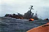 Den argentinske krysseren ARA General Belgrano er i ferd med å synke i Sør-Atlanteren 1. mai 1982, etter å ha blitt torpedert av den britiske ubåten HMS Conqueror. Mange om bord reddet seg ved å holde seg fast i redningsflåtene som er synlige på bildet. Foto: AP / NTB