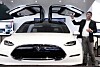 Franz von Holzhausen, sjefdesigner i Tesla Motors, snakker om falkevingedørene på en pressekonferanse i Detroit.