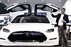 Franz von Holzhausen, sjefdesigner i Tesla Motors, snakker om falkevingedørene på en pressekonferanse i Detroit.