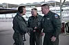 Morten Hanche gratuleres av David Shoemaker, NK i 56th Fighter Wing, og generalinspektør i Luftforsvaret, Per Egil Rygg.