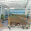 Borggården som i dg er uteområde blir glasset inn. Oppgraderingen vil også gi en rekke møte- og arbeidsrom som skolen i dag mangler. Illustrasjon: Planforum Arkitekter