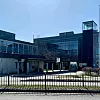 Slik fremstår Sandefjord skole i dag. Etter oppgradering er halvparten av bygget til venstre i bildet revet og erstattet med nytt inngangsparti. Foto: Svein-Erik Hole