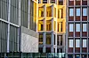 Solen skinner på D-blokka, mellom A-blokka (til venstre) og Høyblokka, . Foto: Arash A. Nejad