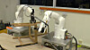 OECD tror hver syvende jobb kan være overtatt av roboter om 20 år. Disse robotene setter sammen Ikea-møbler.