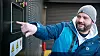 Kai Hermansen, vedlikeholdsingeniør i Nio, viser fram berøringsskjermen i batteribyttestasjonen.