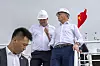 Statsminister Jonas Gahr Støre og visepresident i Höegh Autoliners, Andreas Waage Enger, om bord på det nydøpte biltransportskipet Höegh Borealis på skipsverftet China Merchants Heavy Industry (CMHI) i Jiangsu i Kina. Foto: Heiko Junge/NTB