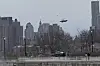 Dette bildet som er hentet fra et videoopptak av styrten, viser det styrtede helikopteret mens det faller mot bakken i New York. Foto: Bruce Wall/AP/NTB
