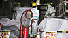 Arbeidere med beskyttelsesdresser jobber ved den ødelagte atomkraftverket Fukushima Daiichi i Japan. Arbeidet med å rydde opp og avvikle atomkraftverket etter katastrofen vil ta 30–40 år og koste enorme beløp.