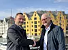 Jens Berge (t-v) og Dag Nikolai Ryste har inngått avtalen om samlokalisering av hydrogenproduksjon og bio-metanol for å kunne lage grønn e-metanol til industri og skipsfart. Foto: Norwegian hydrogen