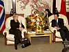 SOM KONGELIG: Hos Sinopec ble statsråd Thorhild Widvey tatt i mot på kongelig vis. Til høyre Chen Tonghai, styreformann og direktør for Sinopec.