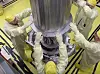 Et av NASAs tidligere prosjekter om atomkraft på Månen var det såkalte KRUSTY – Kilopower Reactor Using Stirling Technology – som, som navnet antyder, skulle kunne levere 1 kW. Her plasserer teknikere et vakuumkammer rundt reaktoren. Det ble brukt til å simulere driftsforholdene i verdensrommet under testing av reaktoren. Foto: Nasa