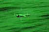 Mannskapet på det franske helikopteteret har en Houthi-drone i sikte og skyter det ned før det treffer et sivilt skip.