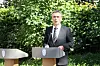 USMINKET: Vi skal ha fakta på bordet, usminket og ærlig, sa statsminister Jens Stoltenberg da han presenterte 22. juli-kommisjonen i hagen foran statsministerboligen i dag.