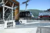 Kommer du sjøveien til Åndalsnes som turist, snubler du nærmest rett inn i gondolen. Vi ser Hurtigrute-skip ligger til kai i bakgrunnen.