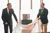 Forsvarsminister Tore O. Sandvik og Forsvarsbygg-sjef Thorbjørn Thoresen avdekket grunnstenen under overlevering av ny garnison i Porsanger i slutten av august.
