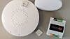 Til tross for den beskjedne størrelsen har de tre sensorene fra Disruptive Technologies (nærhet, trykk, temperatur) innebygd batteri med 15 års levetid. De runde inneklimamålerne fra Airthings gir løpende informasjon om tettheten til ulike partikler i lufta og mange andre parametre. Easy IO er modulen som har gjort låsene i Kokstadfalten 4 smarte.