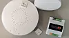 Til tross for den beskjedne størrelsen har de tre sensorene fra Disruptive Technologies (nærhet, trykk, temperatur) innebygd batteri med 15 års levetid. De runde inneklimamålerne fra Airthings gir løpende informasjon om tettheten til ulike partikler i lufta og mange andre parametre. Easy IO er modulen som har gjort låsene i Kokstadfalten 4 smarte.