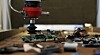 Et kamera, en datamaskin og en robotarm skal i framtiden kunne identifisere og fjerne elektronikk med batterier fra strømmen av elektronikkavfall fra gjenvinningsstedene.
