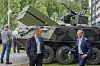 Kongsberg-Gruppens sjef Geir Håøy (til venstre) og Kongsberg Defence and Aerospaces sjef Eirik Lie med Nasams i bakgrunnen. Luftvernsystemet er utviklet og produsert på Kongsberg.