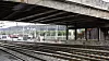 Kort avstanden mellom kjøreledning og brua er i dag årsak til en god del signalfeil. Foto: Mari Gisvold Solberg