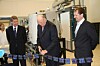 ÅPNET: H.M. kong Harald foretok den høytidelige åpningen av IFEs nye solenergibygg i dag. Administrerende direktør Kjell Bendiksen (til v.) og avdelingsleder Arve Holt viste kongen rundt i det nye bygget.