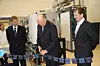 ÅPNET: H.M. kong Harald foretok den høytidelige åpningen av IFEs nye solenergibygg i dag. Administrerende direktør Kjell Bendiksen (til v.) og avdelingsleder Arve Holt viste kongen rundt i det nye bygget.