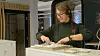 Gabrielle Bergh, her med en modell av et prosjekt under planlegging, mener utslippene fra sykehusbygg kan halveres på dagen. Utfordringen er at hittil har kombinasjonen av av helsehensyn og kostnader veiet tyngre enn klima.