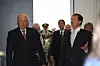 KONGEN KOMMER: H.M. kong Harald ankommer det nye solenergibygget sammen med avdelingsleder Arve Holt ved IFE.