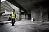 RESEPSJONEN: I det som en gang var resepsjonen i bygget der statsministeren har kontor er det i dag kun ødeleggelser og tomhet. Rigmor Aasrud forteller at regeringen vurderer å flytte til andre steder.