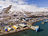 En gruppe kjøpere ønsker å kjøpe land på Svalbard. Bildet viser deler av havna i Longyearbyen med kullkraftverkene, dieseltanker og taubanesentral for kull i bakgrunnen. Foto Arash A. Nejad