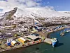 En gruppe kjøpere ønsker å kjøpe land på Svalbard. Bildet viser deler av havna i Longyearbyen med kullkraftverkene, dieseltanker og taubanesentral for kull i bakgrunnen. Foto Arash A. Nejad