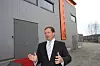 VENTER: Avdelingsleder Arve Holt fra IFE utenfor det nye bygget.