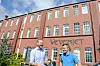 I løpet av høsten skal dette gamle fabrikkbygget tas i bruk som en ny møteplass for innbyggerne og inneholder blant annet bibliotek, kulturskole, ungdomskulturhus og ungdomshelsestasjon. Fra venstre: Kommunalsjef Årstein Skjæveland og utbyggingssjef Trond Hansen.